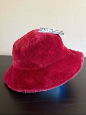Sprig’s Women’s  Reversible Faux Fur & Sherpa Red Bucket Red & Black Hat NEW